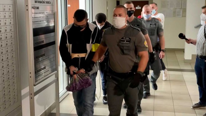 Obžalovaní prichádzajú na súd.