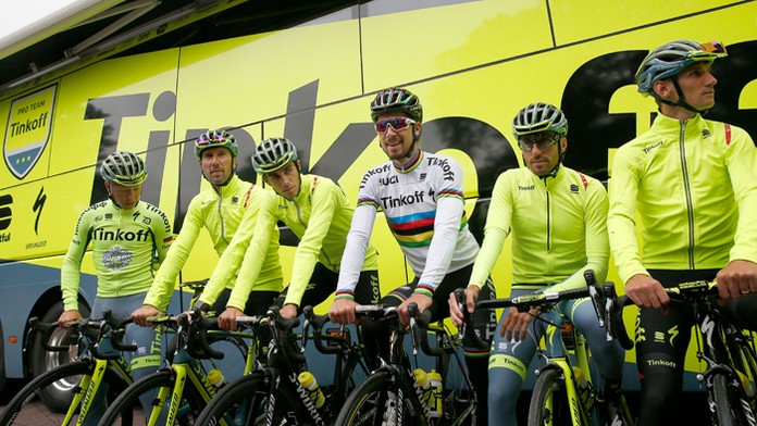 Španiel Alberto Contador (tretí zľava) a Peter Sagan (tretí sprava) s kolegami z tímu Tinkoff.