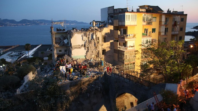 Zrútený päťposchodový dom v juhotalianskom meste Torre Annunziata.