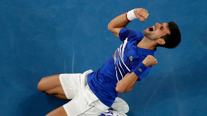 Tenista Novak Djokovič oslavuje triumf vo finále na Australian Open.