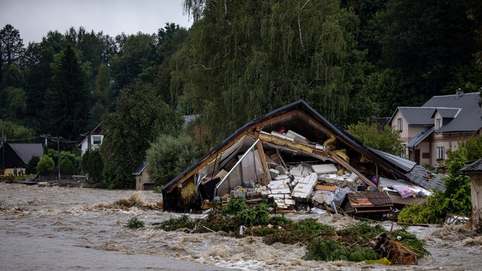 Voda v Jeseníku strháva aj domy.