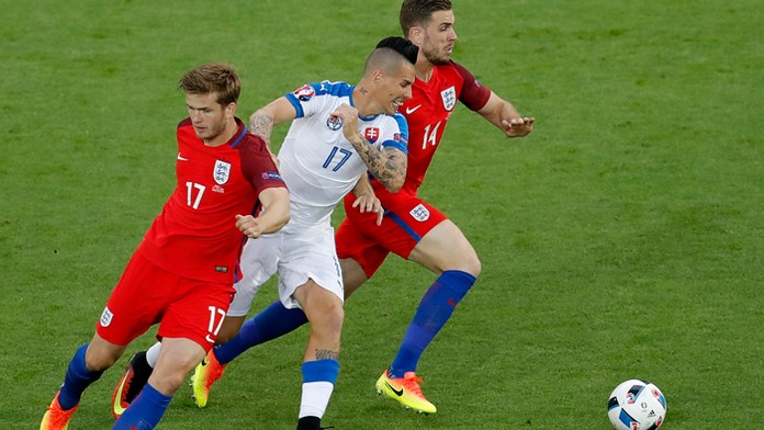 Marek Hamšík v súboji s anglickými hráčmi Ericom Dierom a Jordanom Hendersonom.