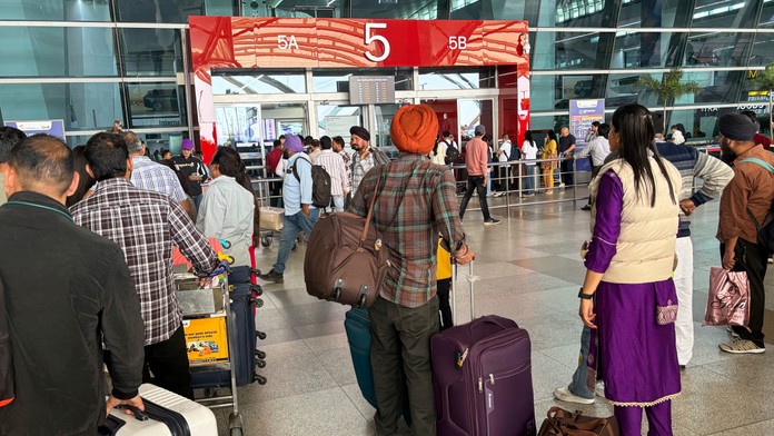 Londýnske letisko Heathrow obnovilo svoju prevádzku. Príčinu požiaru vyšetrujú