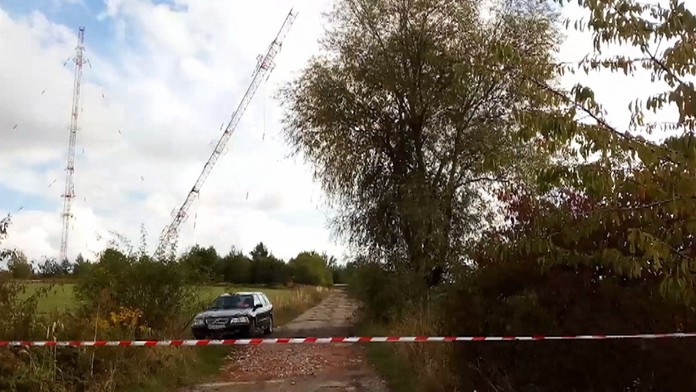 Dva 120 metrov vysoké vysielače poslali  k zemi. 