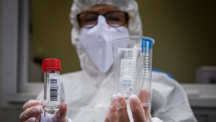 Sada na PCR test formou kloktania.