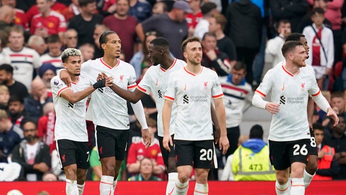 Liverpool v šlágri jednoznačne zdolal Manchester United  a stále neinkasoval. Chelsea opäť prišla o body