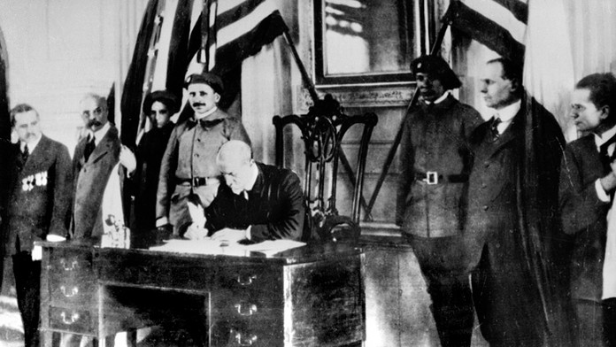 Vyhlásenie československej samostatnosti vo Philadelphii v USA, profesor T. G. Masaryk pri podpise 26. októbra 1918.