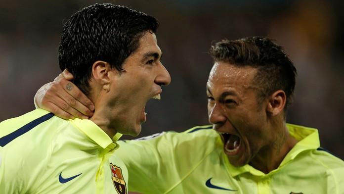 Luis Suarez (vľavo) a Neymar sa tešia z gólu do bránky Paris Saint Germain.