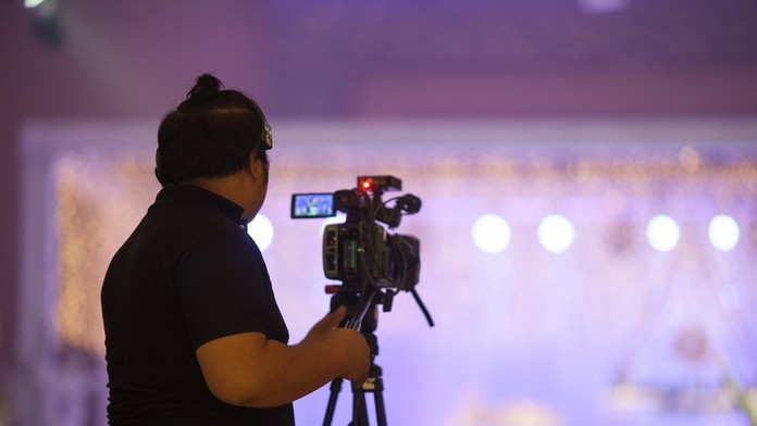 Kritizovaný poplatok sa netýka len influencerov. Spozornieť by mali napríklad aj kameramani či kaviarne