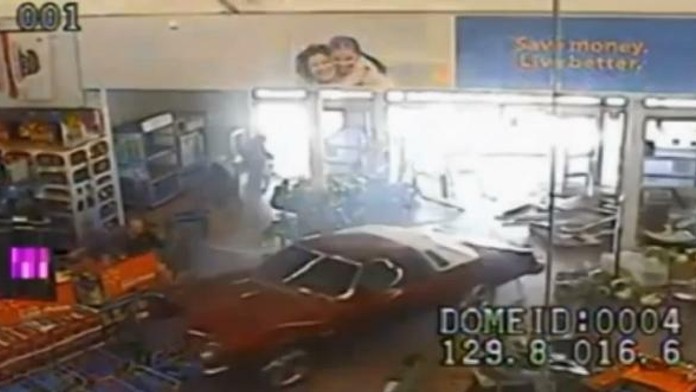 Opitý vodič sa vrútil do obchodu medzi ľudí