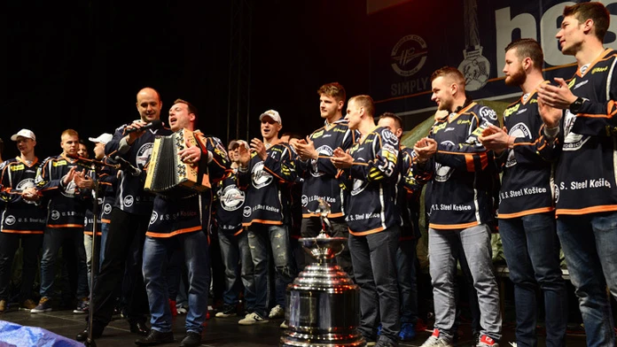 Oslavy extraligového titulu hokejistov HC Košice s harmonikárom Tiborom Kutálkom.