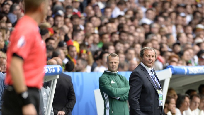 Na snímke vpravo tréner slovenskej futbalovej reprezentácie Ján Kozák počas duelu s Nemeckom na ME.