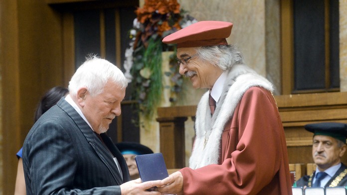 Hráč Ajaxu Nicolas Tagliafico(druhý sprava) strieľa hlavičkou úvodný gól cez Sergia Ramosa z Realu Madrid.