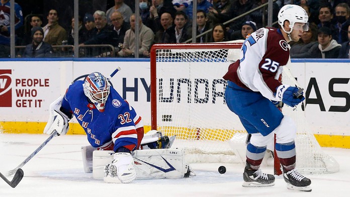 Na snímke vľavo slovenský brankár Rangers Adam Húska inkasuje gól.