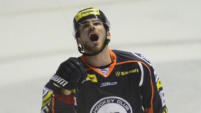 Adam Lapšanský sa teší z gólu.