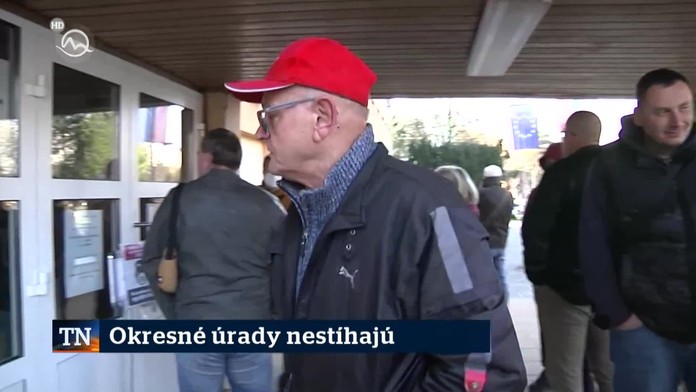 Klientske centrá nestíhajú vybavovať ľudí, podľa ministra všetko funguje