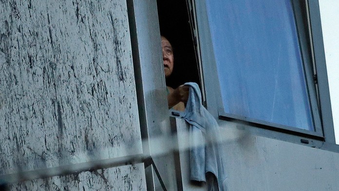 Niektorí ľudia údajne uviazli vo svojich bytoch.