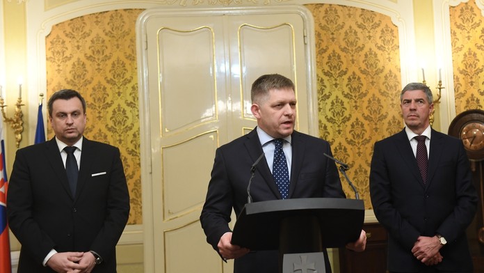 Koaliční partneri počas mimoriadneho vyhlásenia v stredu (14.3.). 