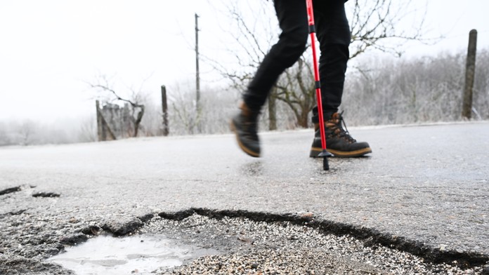 Pošmykol sa, spadol a dostal 24-tisíc eur. Starší muž zarobil na svojej bolesti