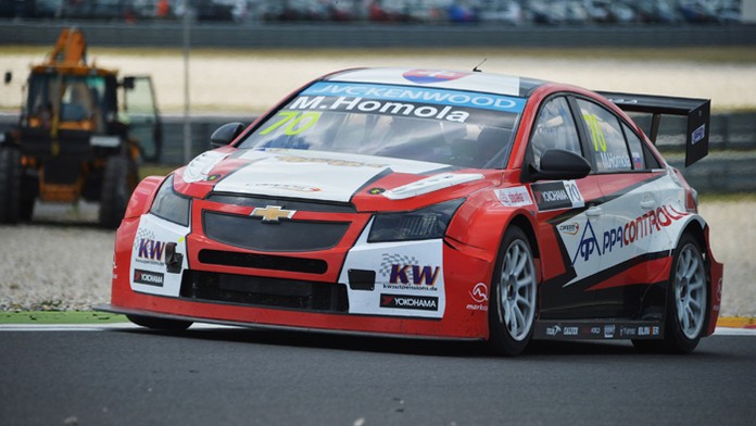 Na archívnej snímke Matej Homola v Chevrolete Cruze počas pretekov WTCC na okruhu Slovakia Ring v Orechovej Potôni.