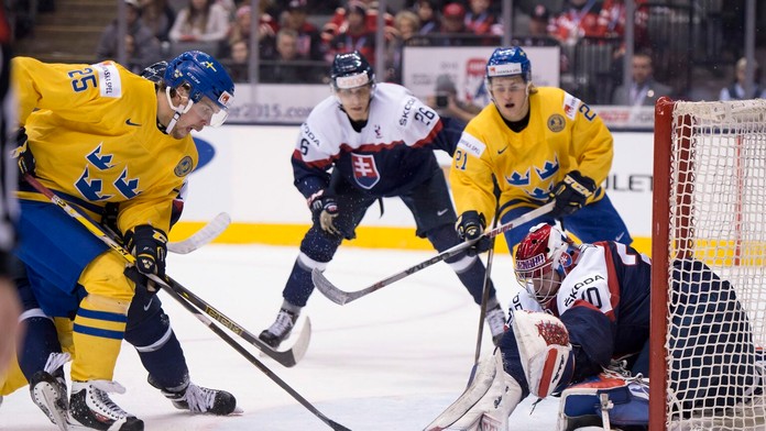Na snímke vpravo slovenský brankár Denis Godla, vľavo švédsky útočník Axel Holmström.