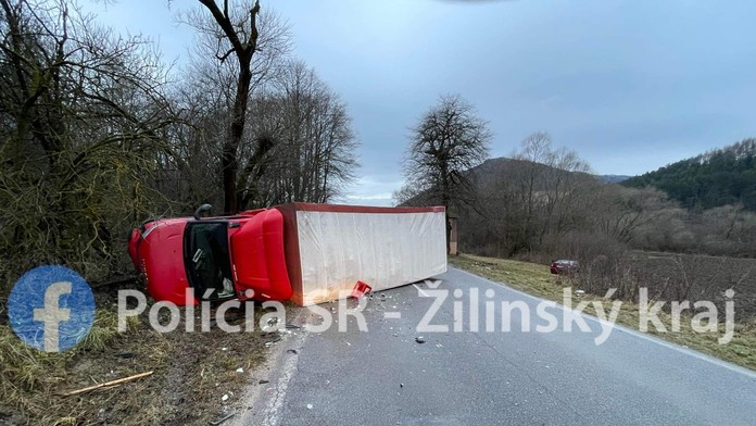 Prevrátený kamión pri Terchovej. Dopravu riadi polícia a žiada o trpezlivosť