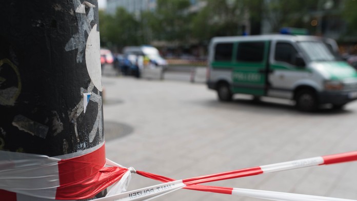 Dráma v Nemecku: Polícia postrelila muža ozbrojeného sekerou