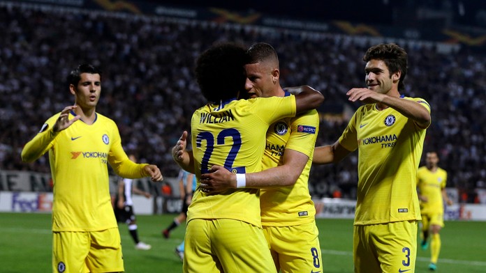 Willian (druhý zľava) prijíma gratulácie od spoluhráčov z Chelsea po góle na pôde PAOK Solún v dueli EL.