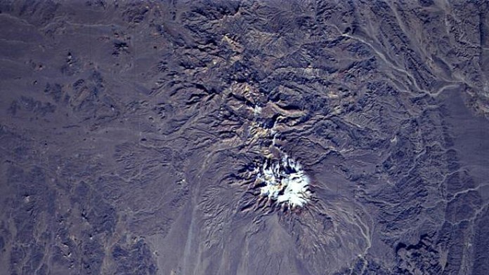 Obrovská sopka, ktorá bola státisíce rokov nečinná, sa prebúdza. Vedci zaznamenali niekoľko varovných signálov