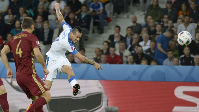 Strela Mareka Hamšíka v úvode zápasu išla tesne nad bránu Rusa Igora Akinfejeva.