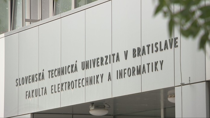 Prómocie mali mať bez rodiny. Univerzita teraz prišla s kompromisom