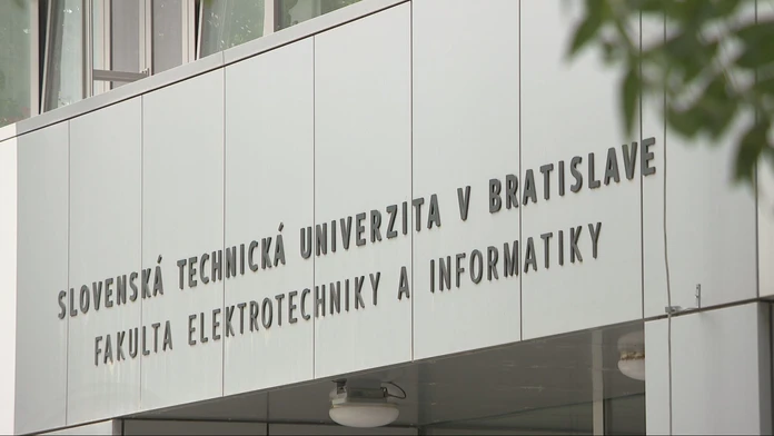 Prómocie mali mať bez rodiny. Univerzita teraz prišla s kompromisom
