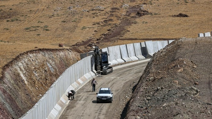 Turecko stavia proti utečencom z Afganistanu múr