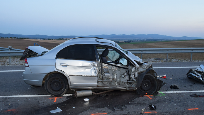 Na snímke zničené auto po čelnej zrážke s nákladným autom.
