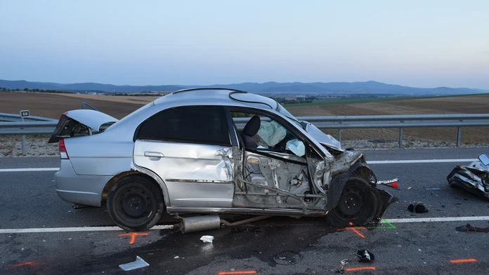 Na snímke zničené auto po čelnej zrážke s nákladným autom.