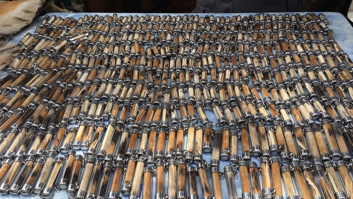 Výrobky z kostí  ležia na stole v Tigrom chráme  v thajskej provincii Kančanaburi.