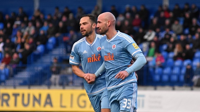 Na snímke vpravo Róbert Vittek a vľavo Tomáš Kóňa (obaja ŠK Slovan Bratislava).