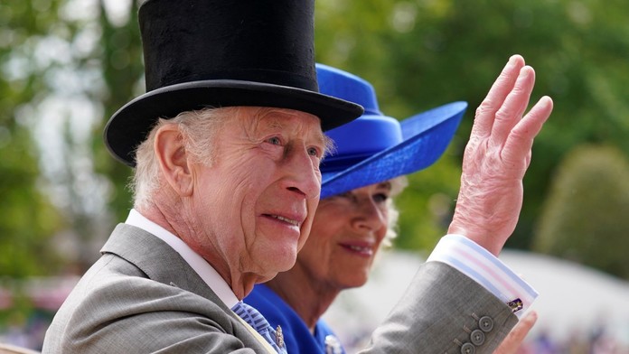 Kráľ Karol III. pokračuje v liečbe