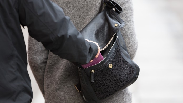 Ľuďom v čakárňach pred ambulanciami v Bratislave miznú peňaženky i mobily. Polícia upozorňuje, že krádeže pribúdajú