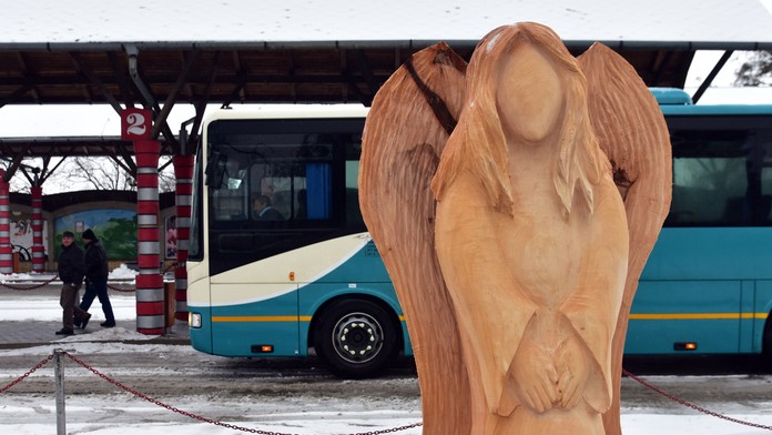Socha dreveného anjela v Strážskom.