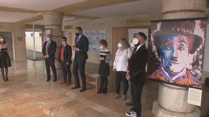 Svoje prvé diela maľoval na kartón, teraz má vlastnú výstavu.