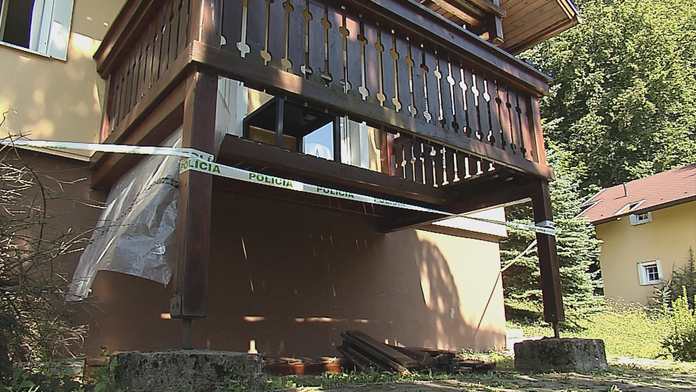 Pod ženou s dcérkou sa zrútil balkón na chate