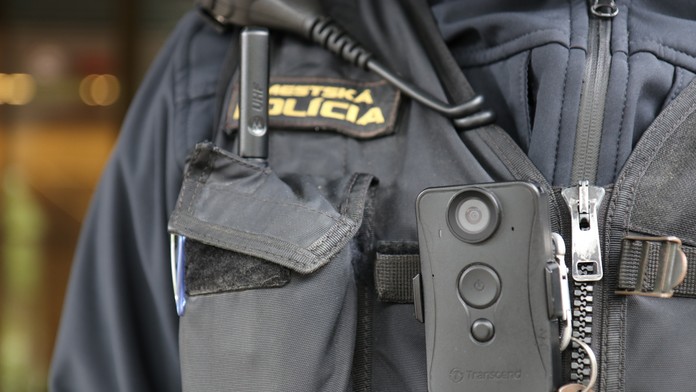 Mestská polícia v Poprade ako jedna z prvých na Slovensku začala používať telové kamery.