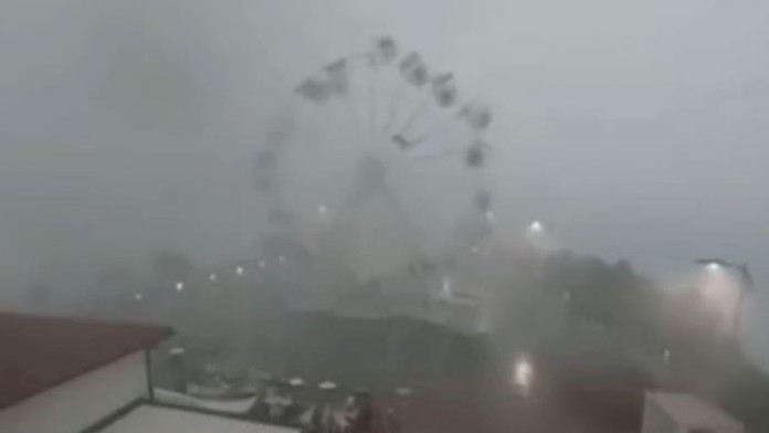 VIDEO: Víchrica v Taliansku šialene rozkrútila ruské koleso: Kabínky lietali vzduchom