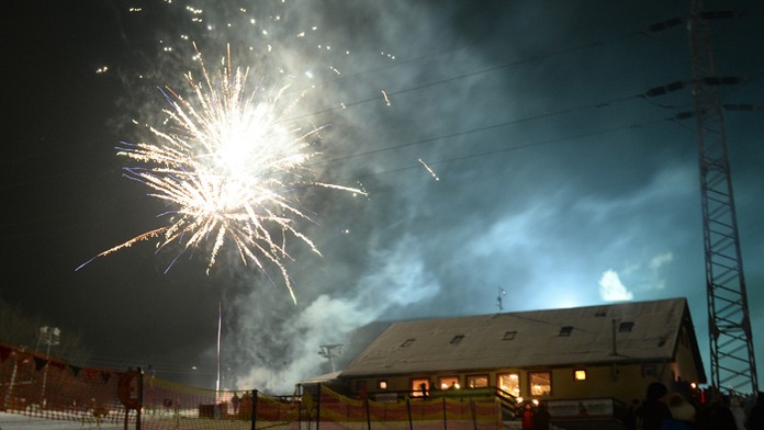 Silvestrovská lyžovačka v lyžiarskom stredisku Jahodná s ohňostrojom.