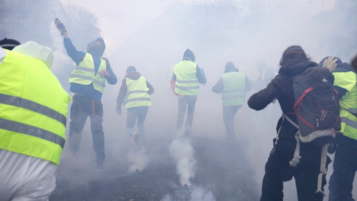 Polícia používa slzotvorný plyn na demonštrantov v žltých vestách  na parížskom bulvári Champs-Elyssés.