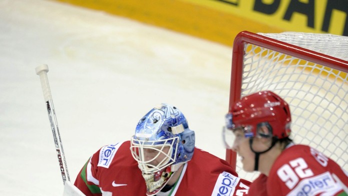Bieloruský brankár Andrej Mezin počas  zápasu skupiny A medzi USA a Bieloruskom na hokejových majstrovstvách sveta 10. mája 2012