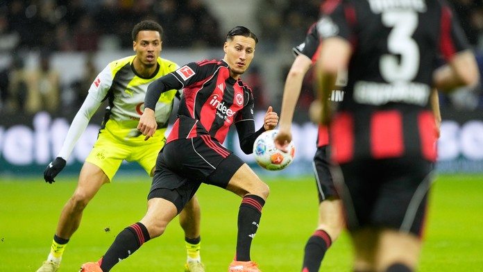 Divoká remíza v Nemecku, v nadstavenom čase padli dva góly. Prehru odvrátil žolík z lavičky