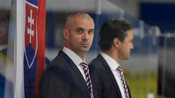 Zľava Rus Dmitrij Zlodejev a Slovák Matej Kašlík v dueli na Hlinka Gretzky Cup hráčov do 18 rokov.