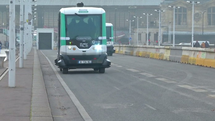 Nový samojazdiaci autobus v Paríži.